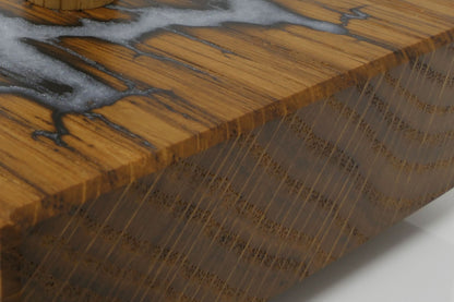Detail der massiven Roteiche mit Maserung und perlweißer Lichtenberg-Struktur