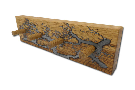 Schlüsselboard aus Roteiche mit vier Eichenhaken und Epoxidharz Platin Silber