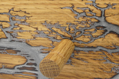 Detail der Lichtenberg-Struktur mit Epoxidharz in Platin Silber und Eichenhaken