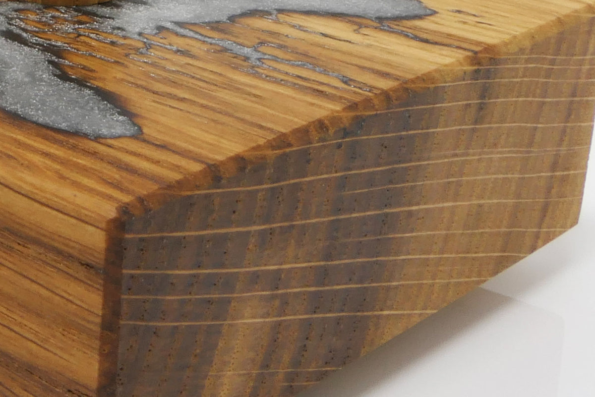 Detail der massiven Roteiche mit Maserung und silberner Lichtenberg-Struktur