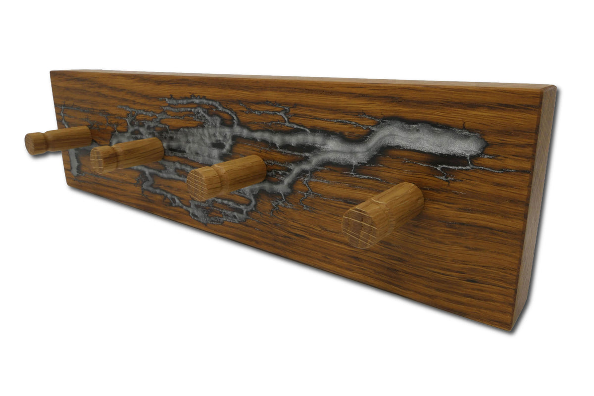 Schlüsselboard aus Roteiche mit vier Eichenhaken und Epoxidharz Platin Silber