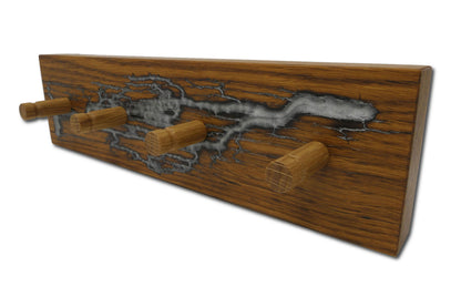 Schlüsselboard aus Roteiche mit vier Eichenhaken und Epoxidharz Platin Silber