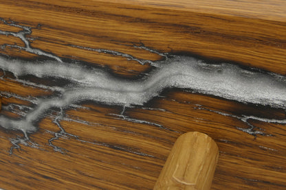 Detail der Lichtenberg-Gravur in Platin Silber und eines Eichenhakens