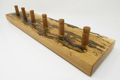 Schlüsselboard aus Eiche mit sechs Holzhaken und sichtbarer Waldkante