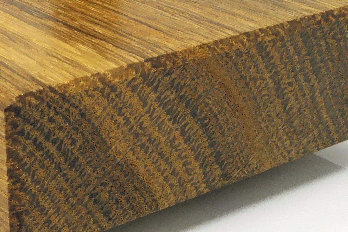 Detail der massiven Räuchereiche mit markanter Holzmaserung