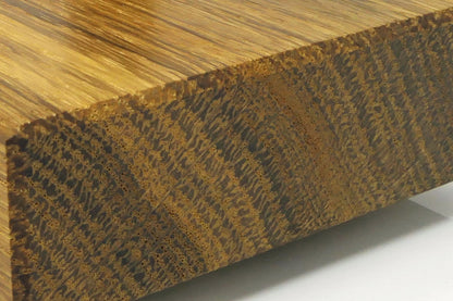 Detail der massiven Räuchereiche mit markanter Holzmaserung
