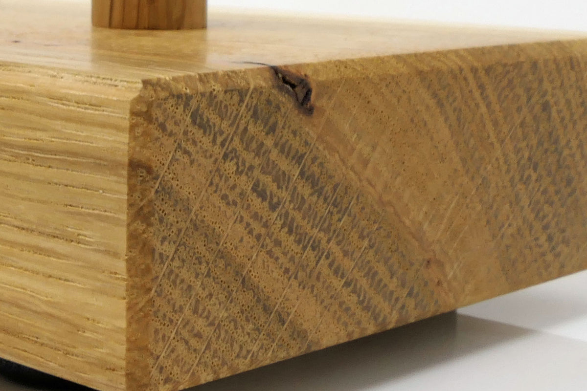 Detail der massiven Eiche mit charakteristischer Maserung und geölter Oberfläche