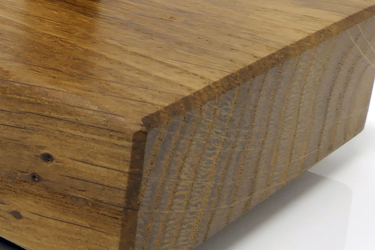 Detail der massiven Eiche mit charakteristischer Maserung und geölter Oberfläche