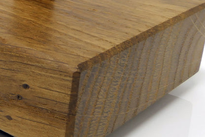 Detail der massiven Eiche mit charakteristischer Maserung und geölter Oberfläche