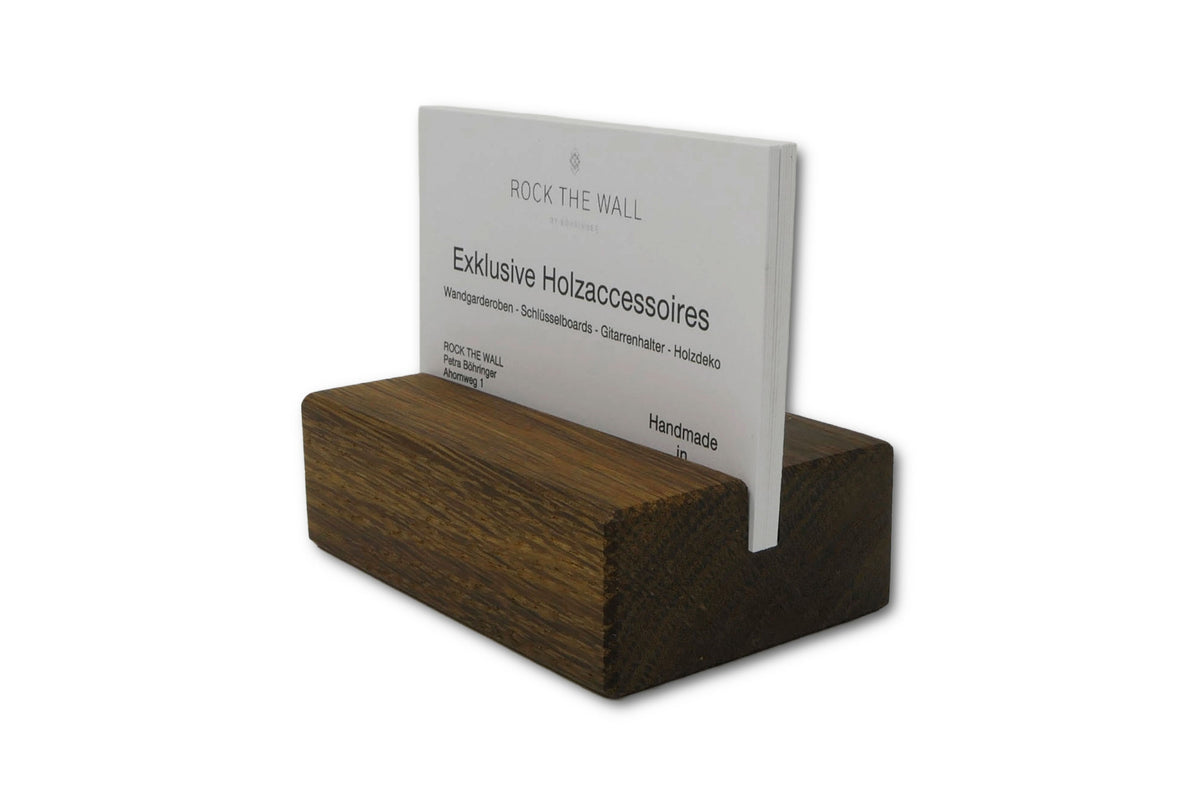 Visitenkartenhalter aus Räuchereiche mit Visitenkarte im geraden Kartenschlitz
