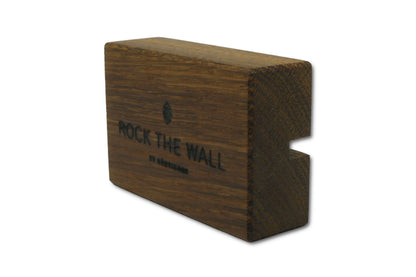 Rückseite des Visitenkartenhalters aus Räuchereiche mit ROCK THE WALL Branding