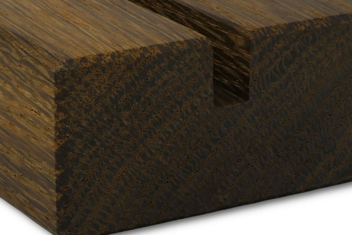 Detail des geraden Kartenschlitzes und der Maserung der Räuchereiche